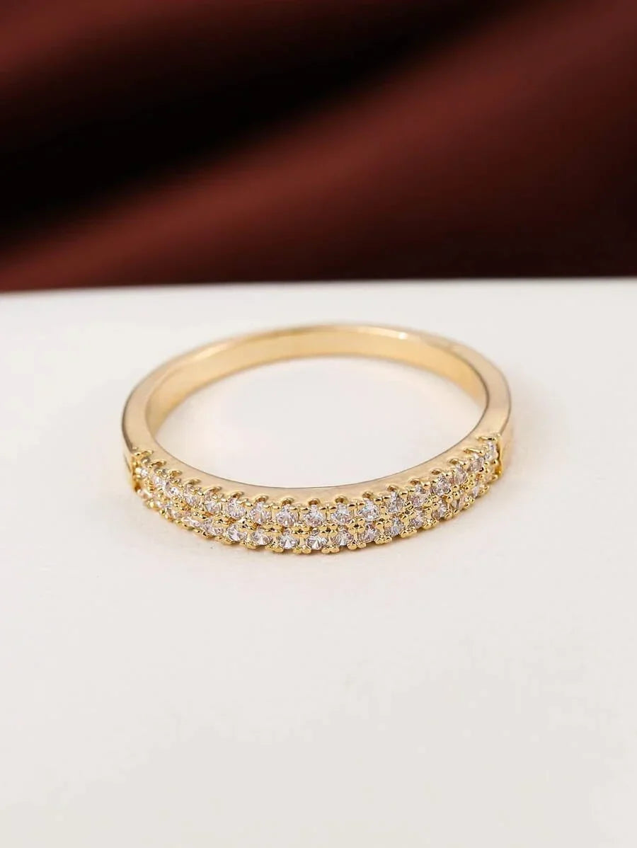 Victoria – Timeless ring with diamond-like sparkle