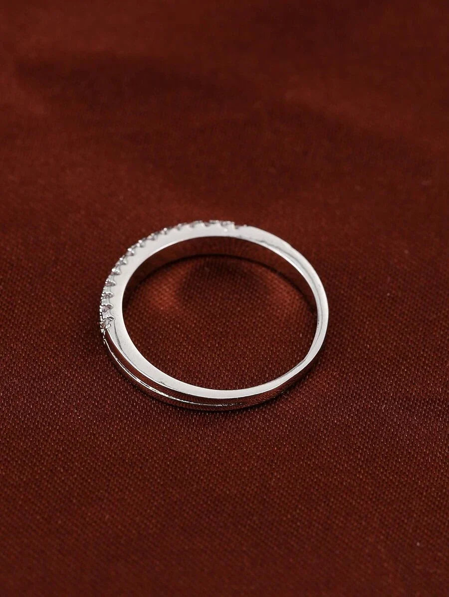 Victoria – Timeless ring with diamond-like sparkle