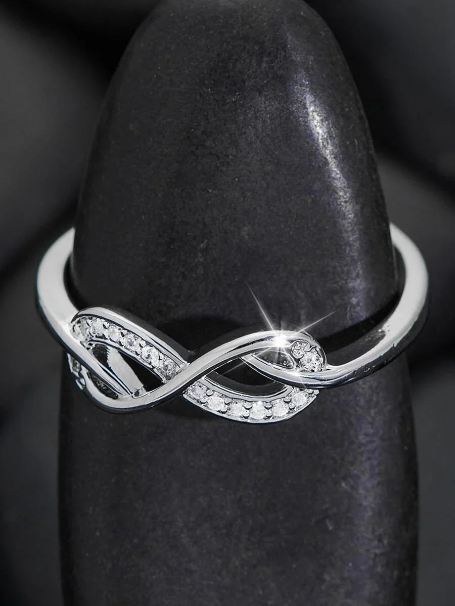 Vivienne – infinity ring with delicate sparkling stones