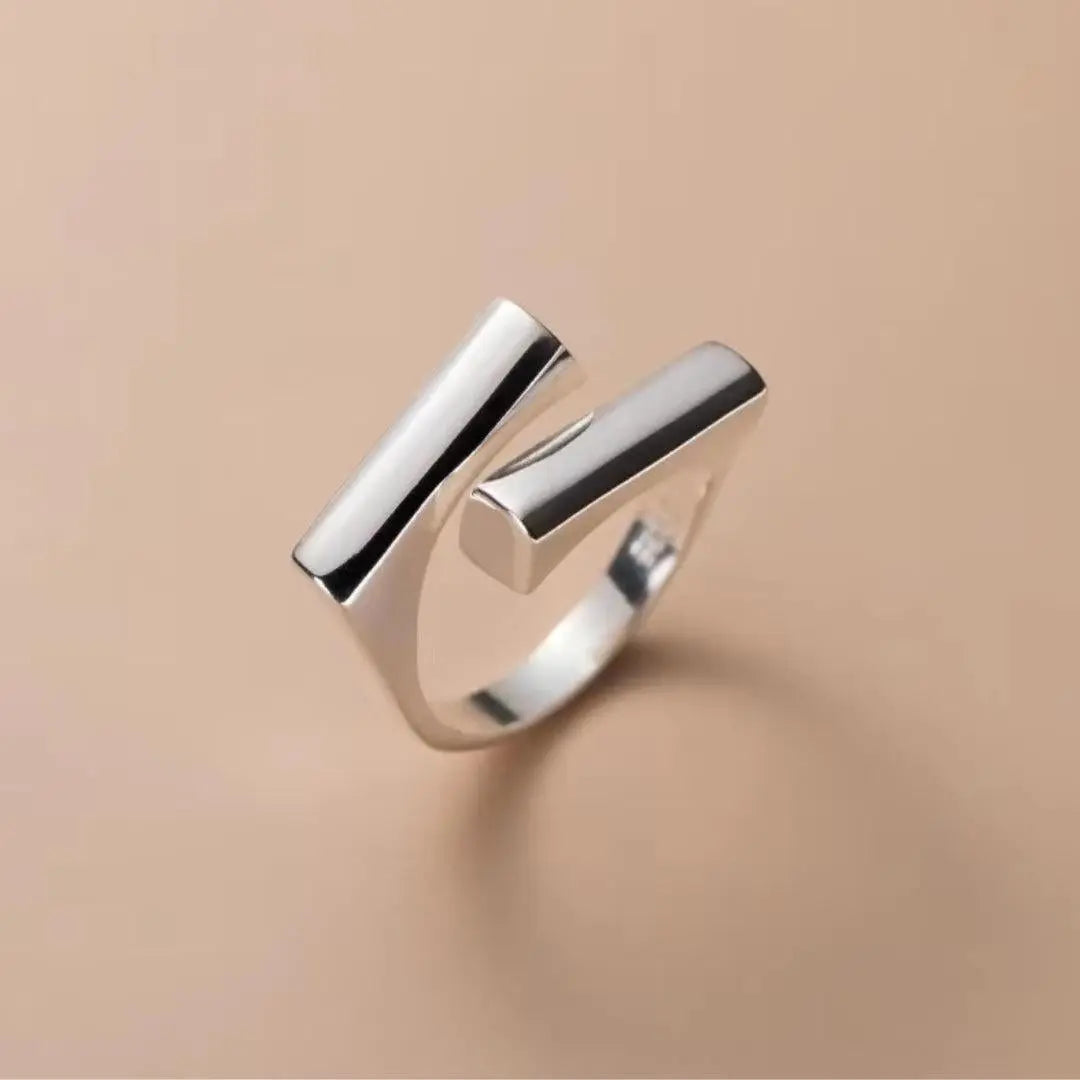 Elegant Geometric Ring with Sleek Braided Design